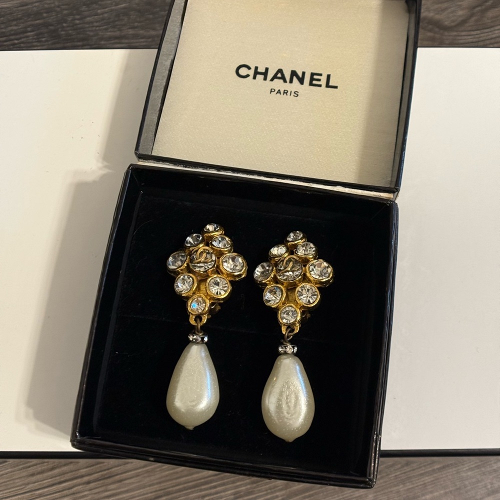 Beautiful Vintage‎ Chanel Gold Crystal and Pearl Drop Clip On Earrings